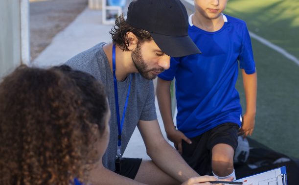 Service Civique qui parle avec des enfants